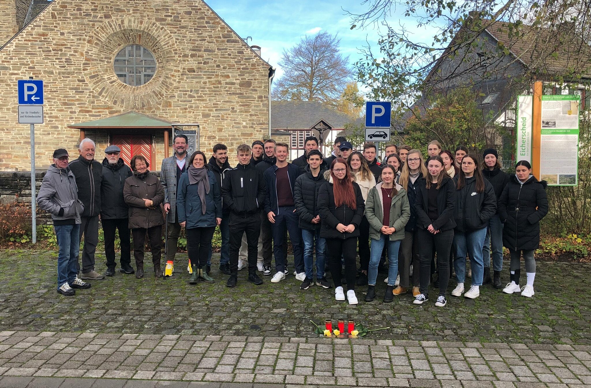 Die drei Stolpersteine für Familie Kaufmann gesäubert, mit Kerzen und Rosen geschmückt haben die Abiturienten des St. Michael-Gymnasiums und damit ein sichtbares, mahnendes Zeichen gesetzt. Foto: T. Förster