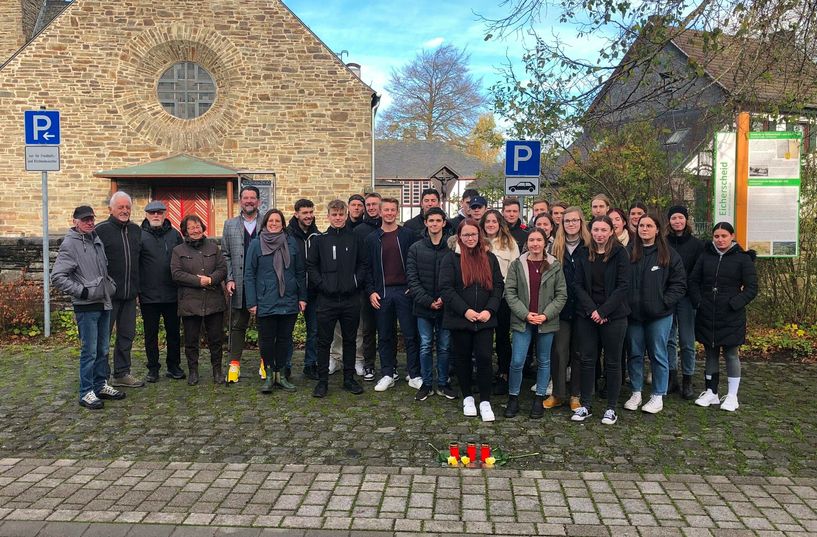 Die drei Stolpersteine für Familie Kaufmann gesäubert, mit Kerzen und Rosen geschmückt haben die Abiturienten des St. Michael-Gymnasiums und damit ein sichtbares, mahnendes Zeichen gesetzt. Foto: T. Förster