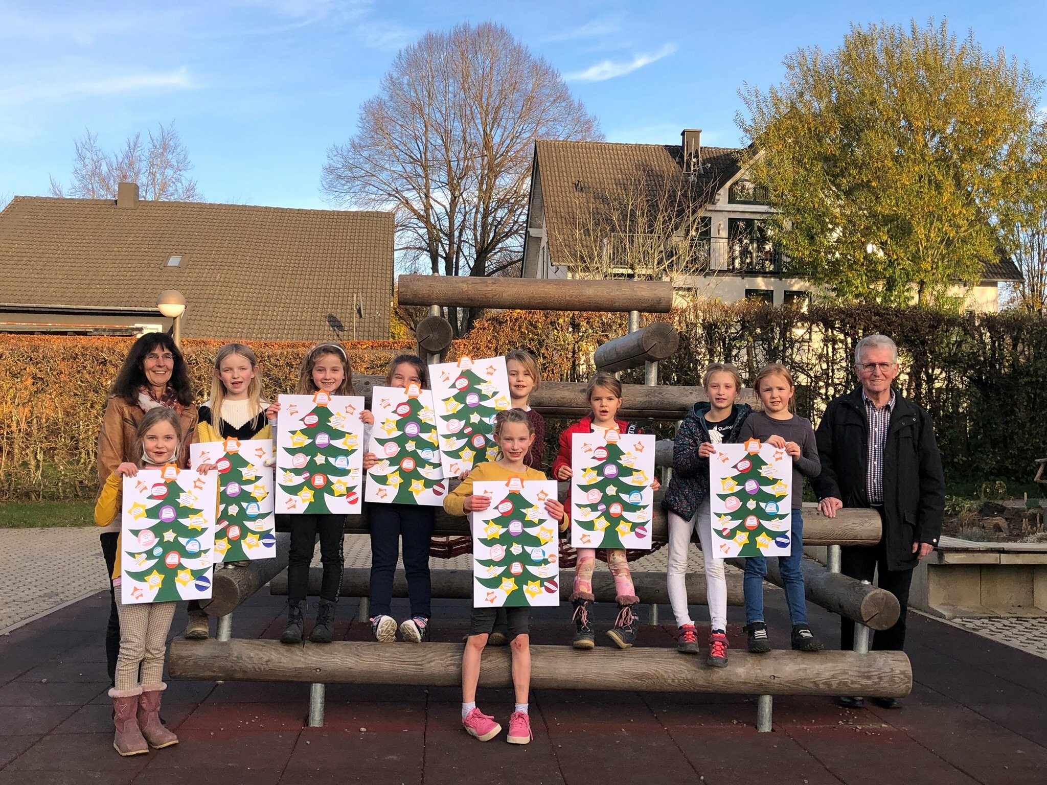 Kleine Bastler und große Organisatoren freuen sich auf die besondere Konzener Weihnachtszeit. Los geht es am Freitag, 25. November, mit dem Weihnactsbaumschmücken am Ehrenmal und endet mit einem Weihnachtszkonert in der Pfarrkirche am Sonntag, 9. Januar. Foto:T. Förster