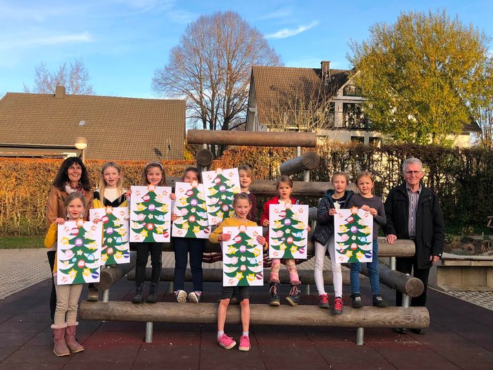 Kleine Bastler und große Organisatoren freuen sich auf die besondere Konzener Weihnachtszeit. Los geht es am Freitag, 25. November, mit dem Weihnactsbaumschmücken am Ehrenmal und endet mit einem Weihnachtszkonert in der Pfarrkirche am Sonntag, 9. Januar. Foto:T. Förster