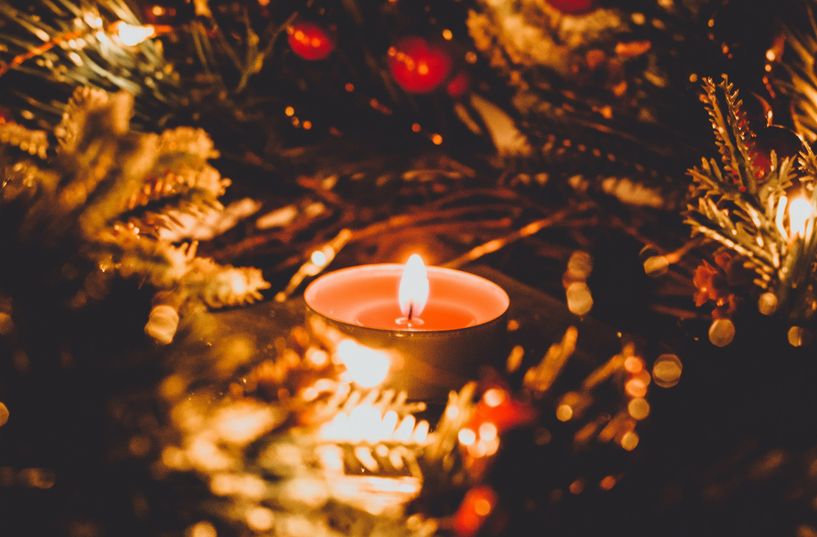 Trockene Gestecke und Weihnachtsbäume sind wahre Brandbeschleuniger.