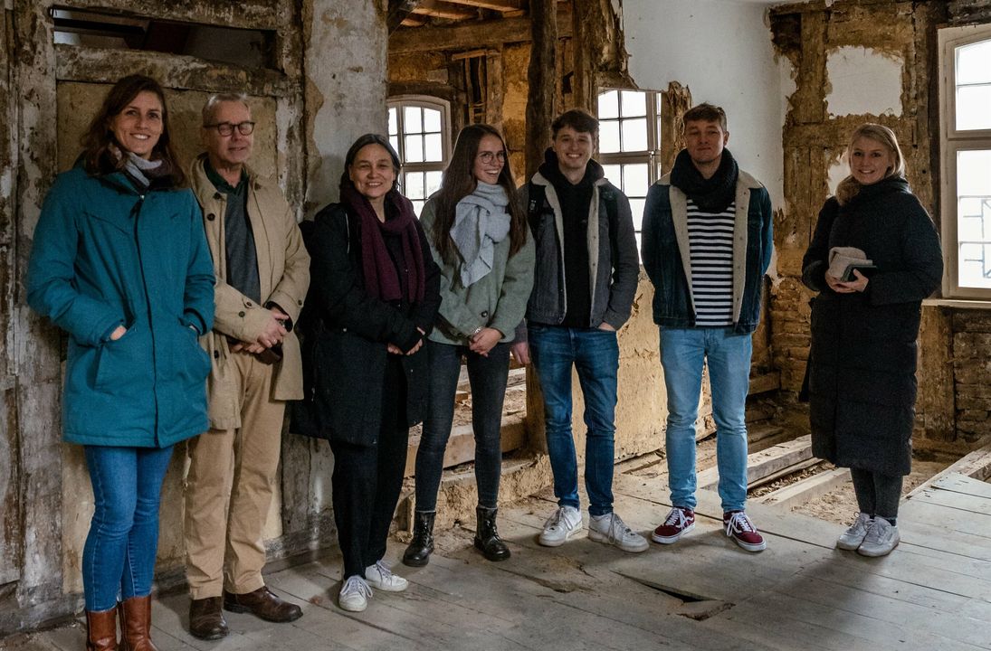 Wie dem evangelischen Gemeindehaus in Monschau neues Leben eingehaucht werden kann, darüber berät Pfarrer Jens-Peter Bentzin mit Bürgermeisterin Dr. Carmen Krämer und Architekturstudenten der FH Aachen. Foto: Thore Frenken