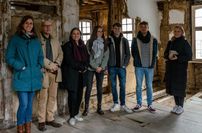 Wie dem evangelischen Gemeindehaus in Monschau neues Leben eingehaucht werden kann, darüber berät Pfarrer Jens-Peter Bentzin mit Bürgermeisterin Dr. Carmen Krämer und Architekturstudenten der FH Aachen. Foto: Thore Frenken