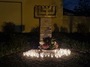 An der Gedenkstätte am Ort der ehemaligen Synagoge wurden Kerzen aufgestellt.
