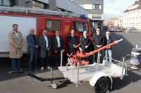 Stefan Pohl (Meckenheim hilft, v.li.), Alfred Jaax (Erster Beigeordneter Euskirchen) Sacha Reichelt (Bürgermeister Euskirchen), Dr. Martin Mertens (Bürgermeister Rommerskirchen), Daniel Krey (Feuerwehr Rommerskirchen), Alexander Berger (Feuerwehr Euskirchen), Markus Neuburg (Feuerwehr Euskirchen) und Peter Zachow (Meckenheim hilft).