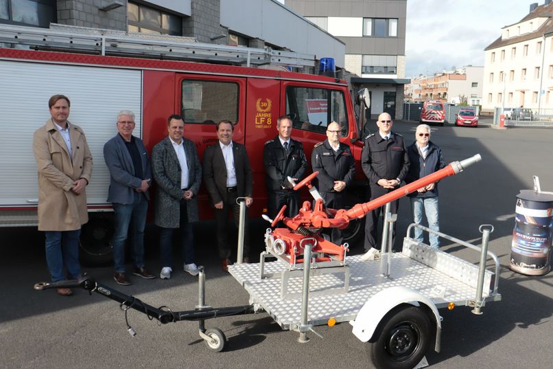 Stefan Pohl (Meckenheim hilft, v.li.), Alfred Jaax (Erster Beigeordneter Euskirchen) Sacha Reichelt (Bürgermeister Euskirchen), Dr. Martin Mertens (Bürgermeister Rommerskirchen), Daniel Krey (Feuerwehr Rommerskirchen), Alexander Berger (Feuerwehr Euskirchen), Markus Neuburg (Feuerwehr Euskirchen) und Peter Zachow (Meckenheim hilft).