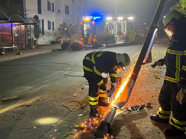 Der beschädigte Mast wird abgesägt.