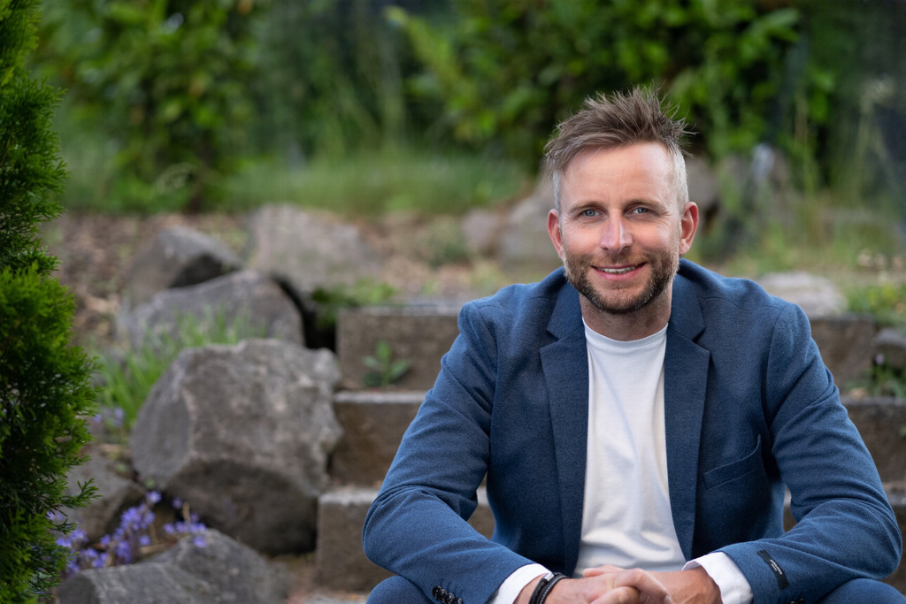 TUSEM-Coach Michael Hegemann gibt im Training klare Kommandos – der Fokus liegt auf Stabilität und Teamgeist.