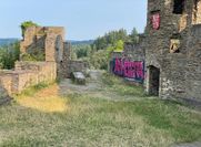 Gesprayte Farbsymbole und Schriftzüge verunzieren Hausfassaden im Krefelder Stadtteil Winneberg.