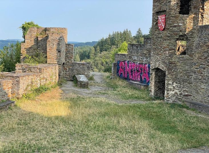 Gesprayte Farbsymbole und Schriftzüge verunzieren Hausfassaden im Krefelder Stadtteil Winneberg.