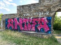 Gesprayte Farbsymbole und Schriftzüge verunzieren Hausfassaden im Krefelder Stadtteil Winneberg.