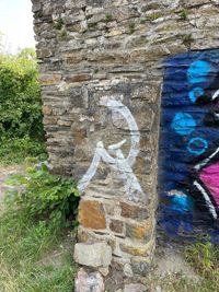 Gesprayte Farbsymbole und Schriftzüge verunzieren Hausfassaden im Krefelder Stadtteil Winneberg.