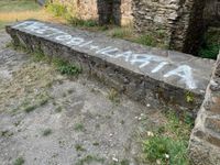 Gesprayte Farbsymbole und Schriftzüge verunzieren Hausfassaden im Krefelder Stadtteil Winneberg.