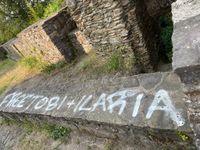 Gesprayte Farbsymbole und Schriftzüge verunzieren Hausfassaden im Krefelder Stadtteil Winneberg.