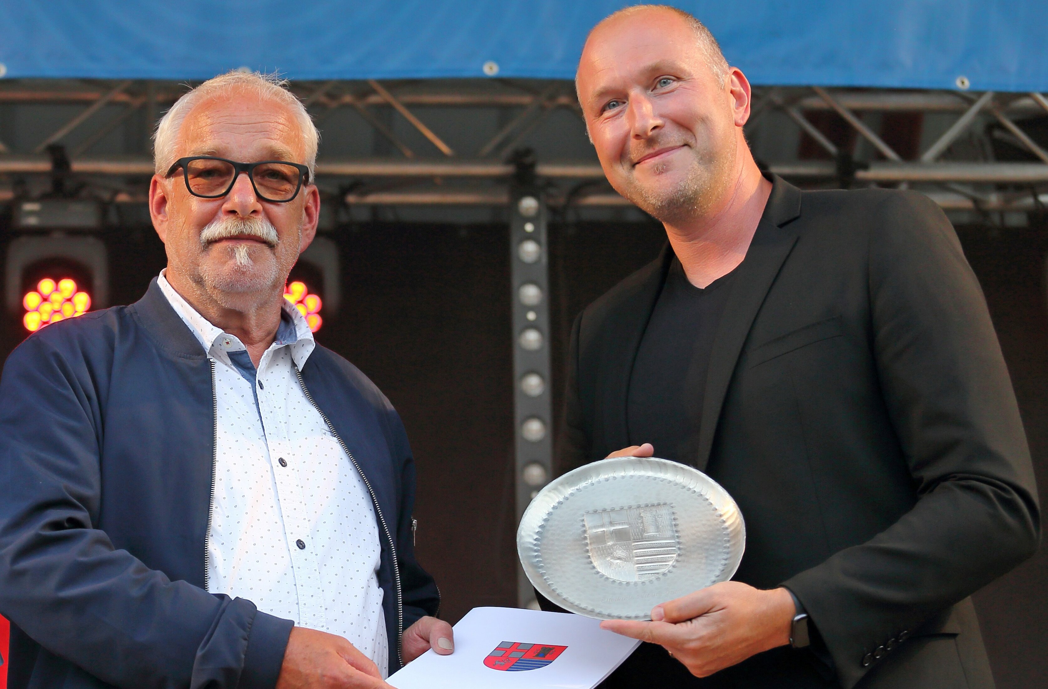 Manfred Schuler bei der Überreichung des Wappentellers des Eifelkreises.