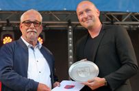 Manfred Schuler bei der Überreichung des Wappentellers des Eifelkreises.