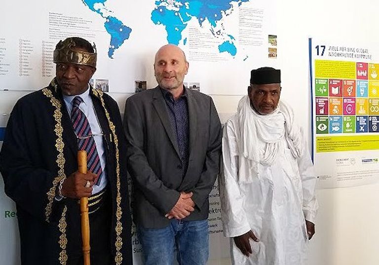 Foto v.l.n.r.: Vorsitzender König der Vereinigung aller afrikanischen Könige, seine Majestät Dr. Tchiffi Zié Jean Gervais, König David; Prof. Dr. Peter Heck; König Mody A. Cissé aus Mali