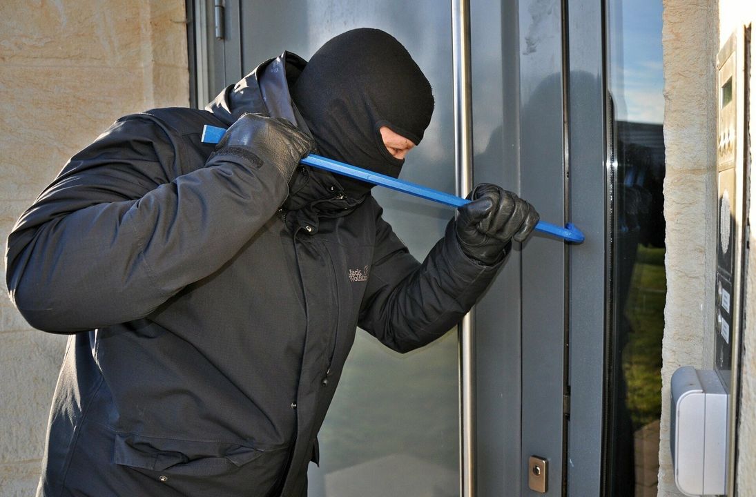 Die Einbrecher drangen über die Terrassentür in das Wohnhaus in der Gräfenbachstraße ein.