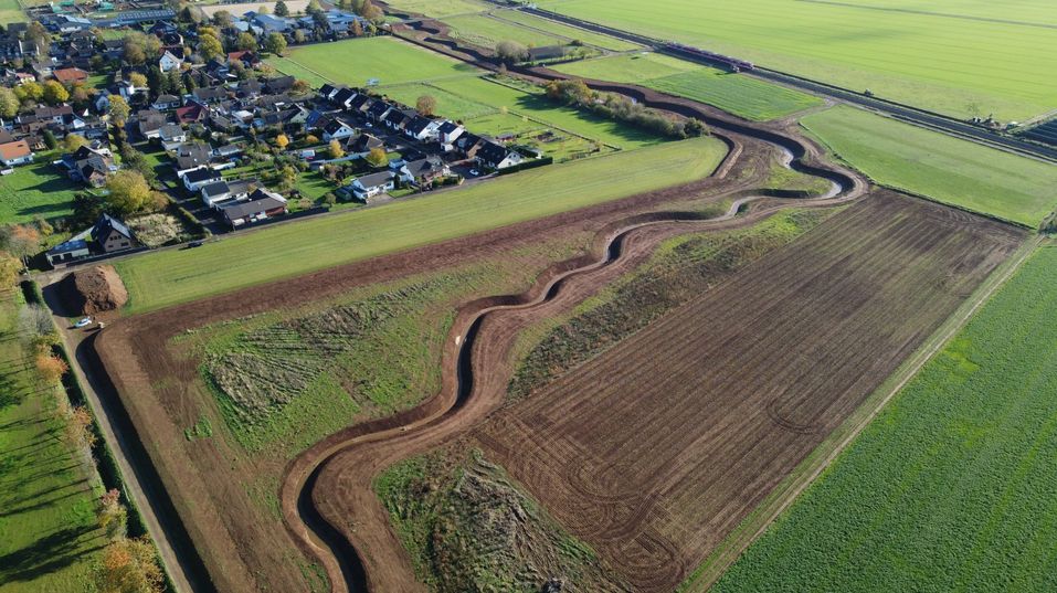 Umschluss des Veybachs bei Wißkirchen aus der Vogelperspektive.