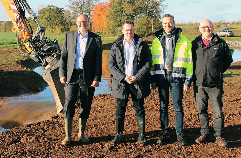 Umschluss des Veybachs mit (v.l.): Dr. Bernd Bucher (Vorstand Erftverband), Sacha Reichelt (Bürgermeister Euskirchen), Wolfgang Honecker (Technischer Beigeordneter, Stadt Euskirchen) und Helmut Müller (Bezirksregierung Köln). Foto: Erftverband