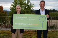 Evelin Maus, Geschäftsführerin des TW-WochenSpiegel, und Marco Felten, Leiter der Region Trier bei Westenergie, freuen sich, Vereine im Landkreis Trier-Saarburg unterstützen zu können.